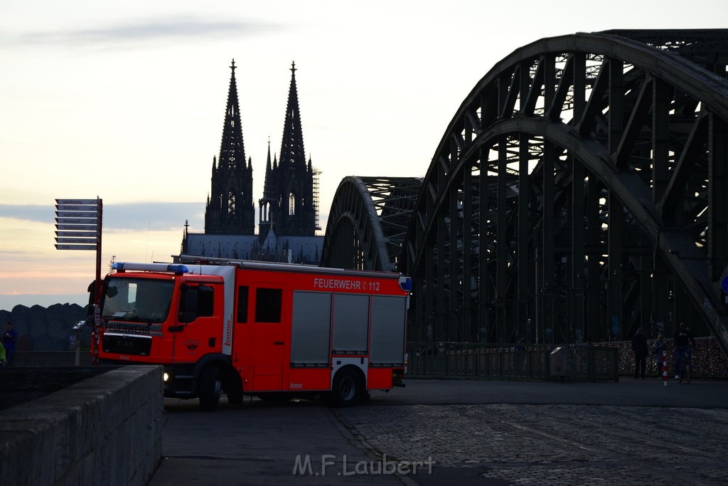 PSpringt kein Suizid Brueckenspringer Koeln Hohenzollernbruecke P280.JPG - Miklos Laubert